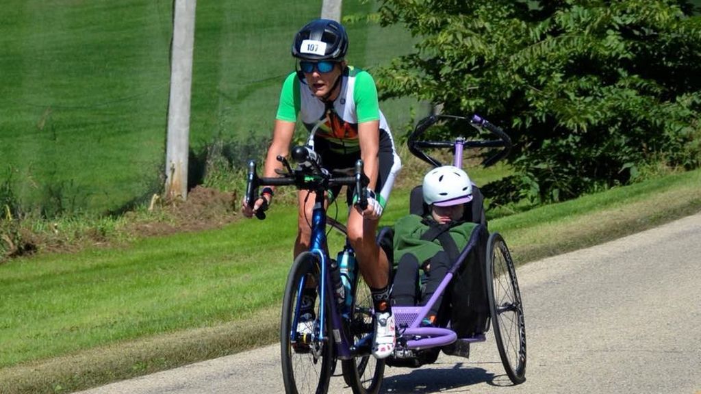 Beth James, la madre de 54 años que acaba una prueba 'Ironman' con su hija parapléjica de 23