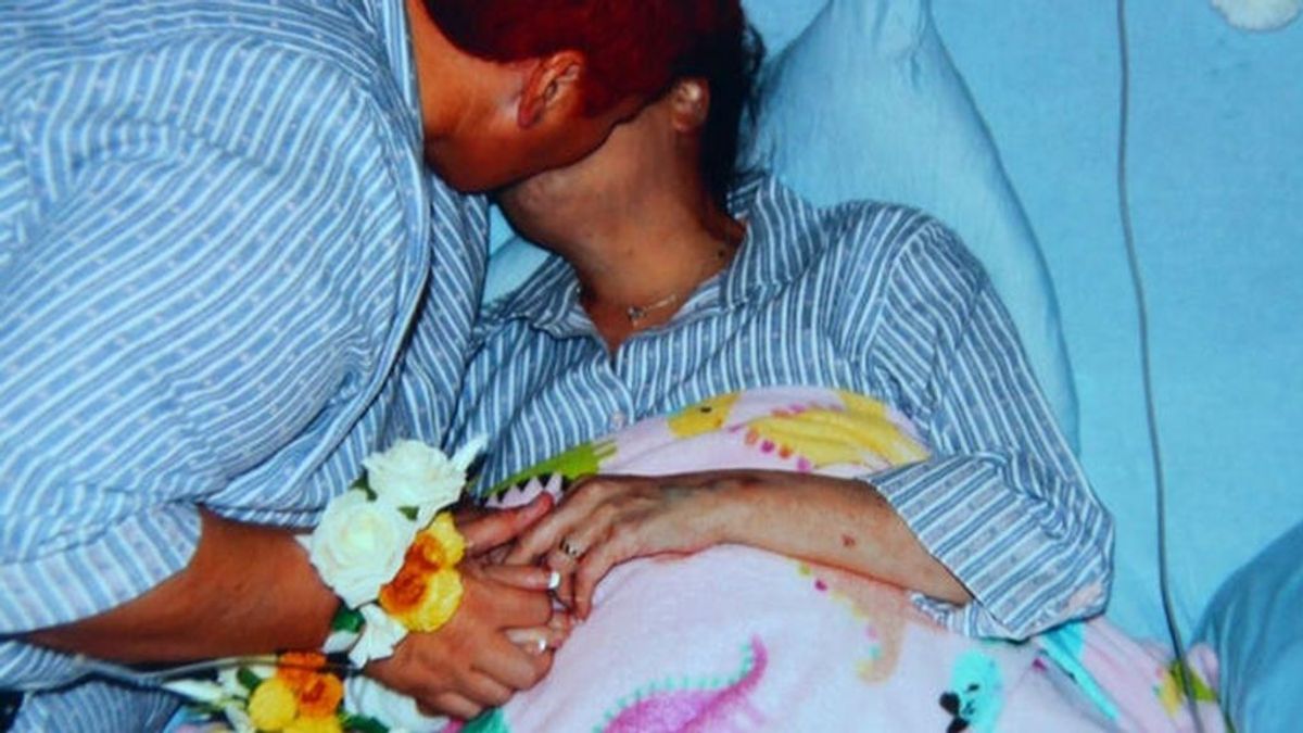 Una mujer se casa con el amor de su vida en el hospital semanas antes de fallecer