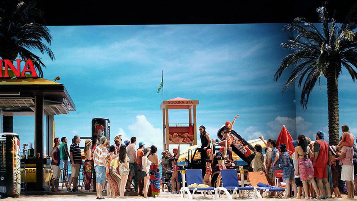 El escenario se convierte en una playa en el 'Elixir de amor' del Teatro Real El escenario se convierte en una playa en el 'Elixir de amor' del Teatro Real