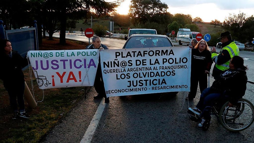 Los 'niños de la polio' en la exhumación: "Franco nos condenó a estar enfermos" Los 'niños de la polio' en la exhumación: "Franco nos condenó a estar enfermos"