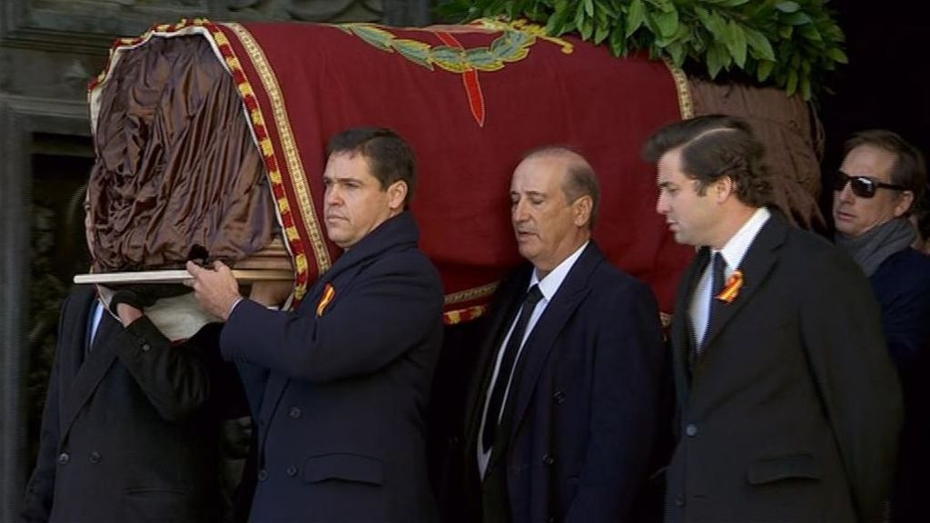 El féretro de Franco sale a hombros de sus familiares