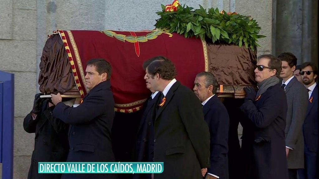 Los familiares de Franco sacan a hombros su féretro del Valle de los Caídos