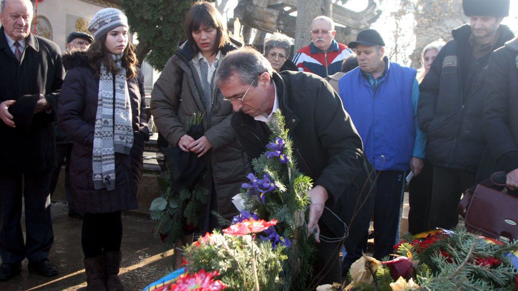 La famila de Nicolae Ceausescu, poniendo flores a la tumba del dictador en 2010