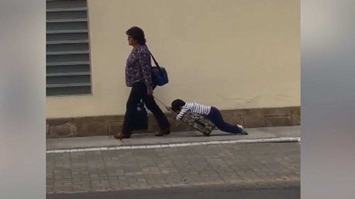 El divertido vídeo de una madre arrastrando a su hijo a la vuelta del colegio que ha conquistado a la Red