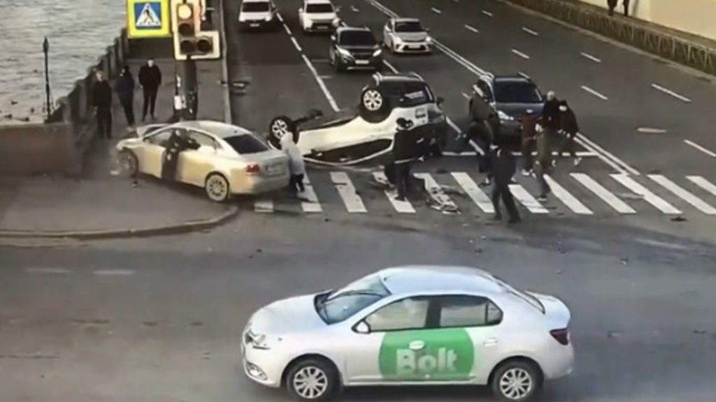 Un conductor pierde el control y protagoniza un espectacular accidente en el centro de San Petersburgo