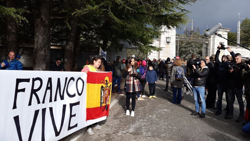 Pancarta en la entrada del Valle de los Caídos