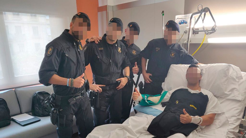 La foto de la concordia: antidisturbios de los Mossos visitan a los agentes heridos de la Policía La foto de la concordia: antidisturbios de los Mossos visitan a los agentes heridos de la Policía