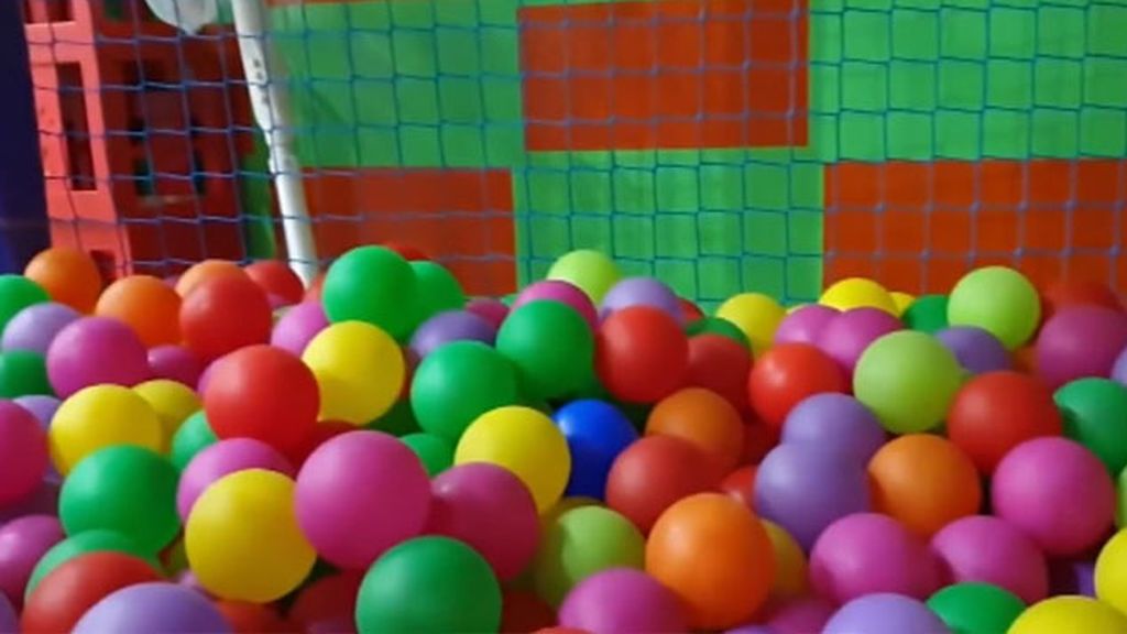 Grave un niño de 2 años tras quedar atrapado en un parque de bolas de una guardería de Córdoba