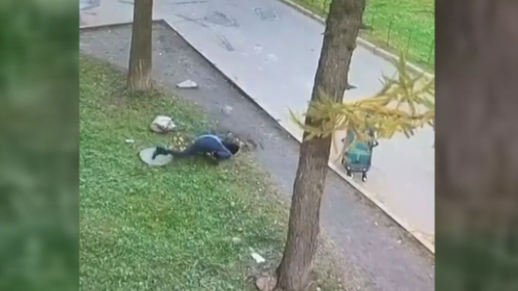 La angustia de una madre: Su hijo de dos años cae por una alcantarilla