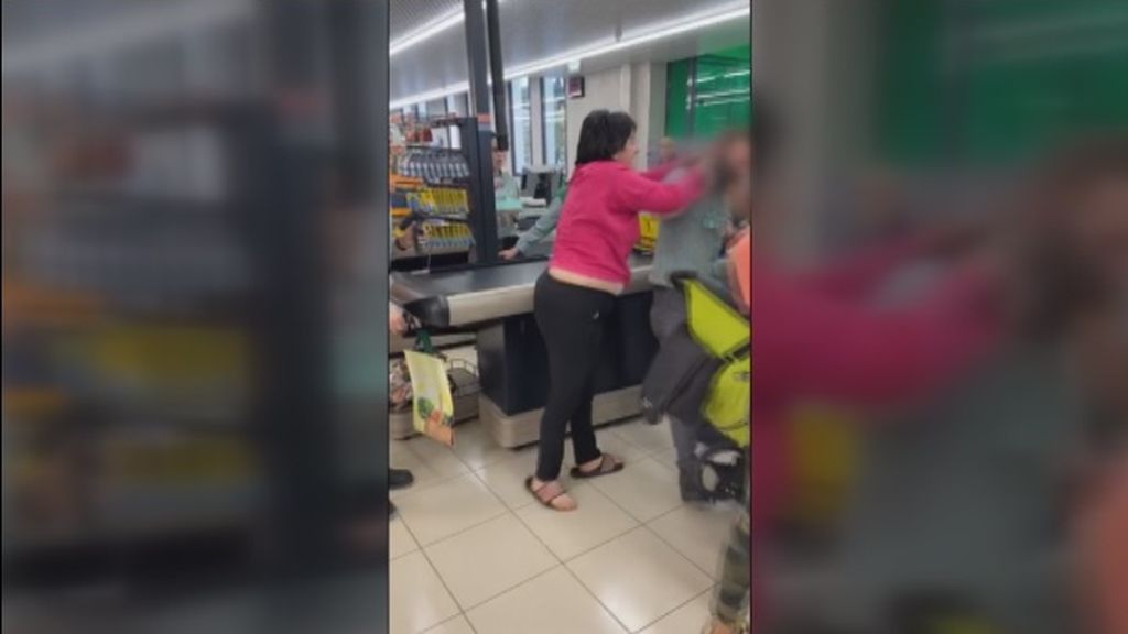 Agresión por parte de una mujer a los empleados de un supermercado que trataban de impedir que robase alimentos