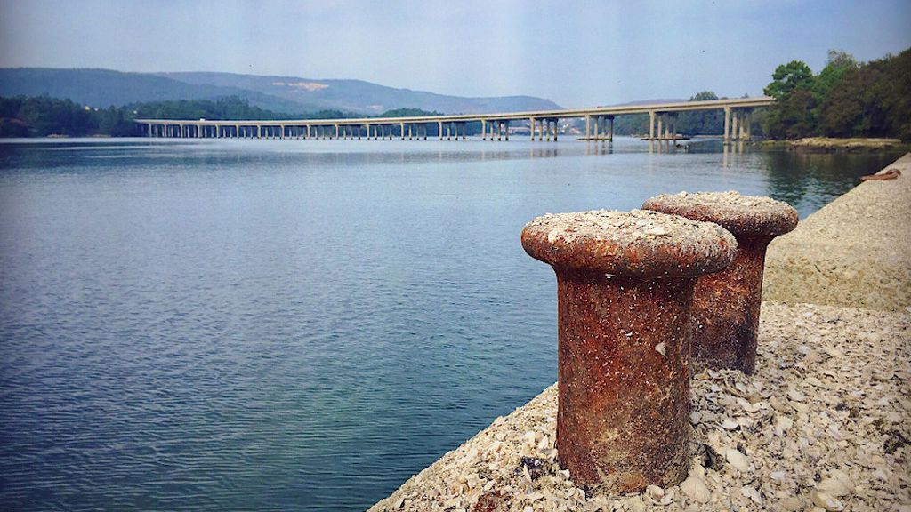 Bajo este puente de Taragoña, un mariscador encontró el teléfono de Diana