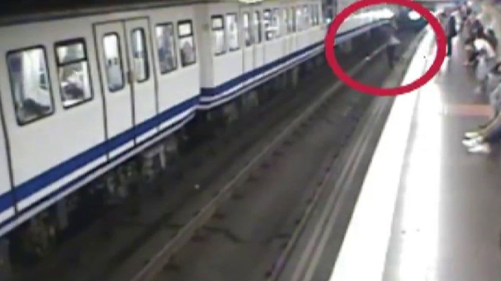 Lo que pierdes si vas mirando el móvil puede ser tu vida: Metro de Madrid te avisa
