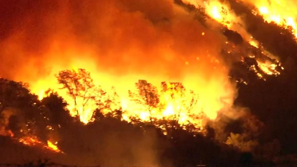 Miles de desalojados en California por los incendios que no cesan