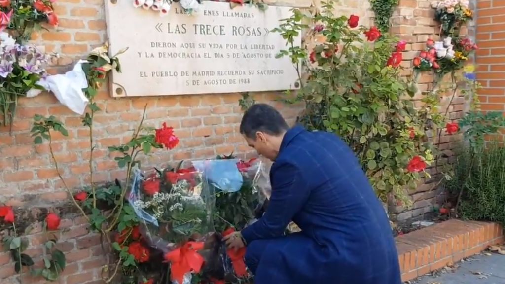 Pedro Sánchez deja flores en la tumba de las trece rosas