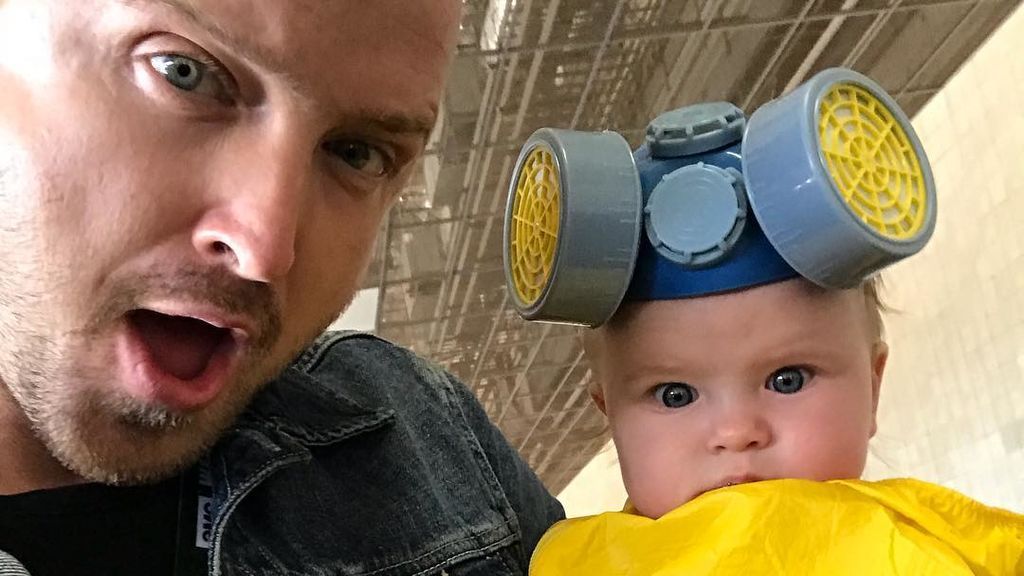 Aaron Paul explica por qué vistió a su bebé de 'cocinera de Breaking Bad': "compré el disfraz hace cinco años"