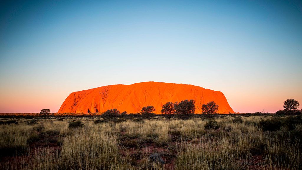 Australia: los turistas escalan este viernes el Uluru por última vez Australia: los turistas escalan este viernes el Uluru por última vez