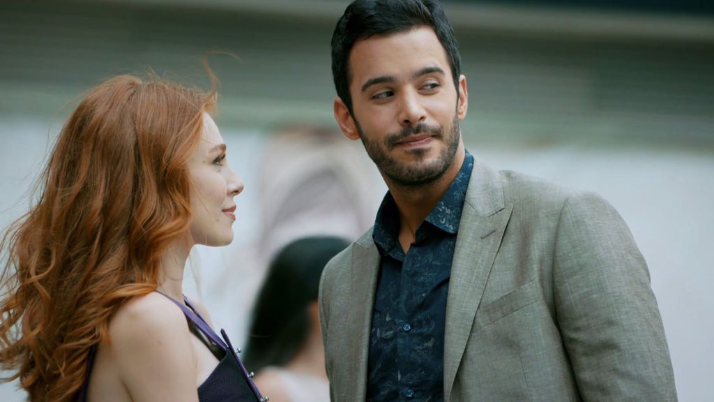 Ömer y Defne juegan al despiste en la oficina