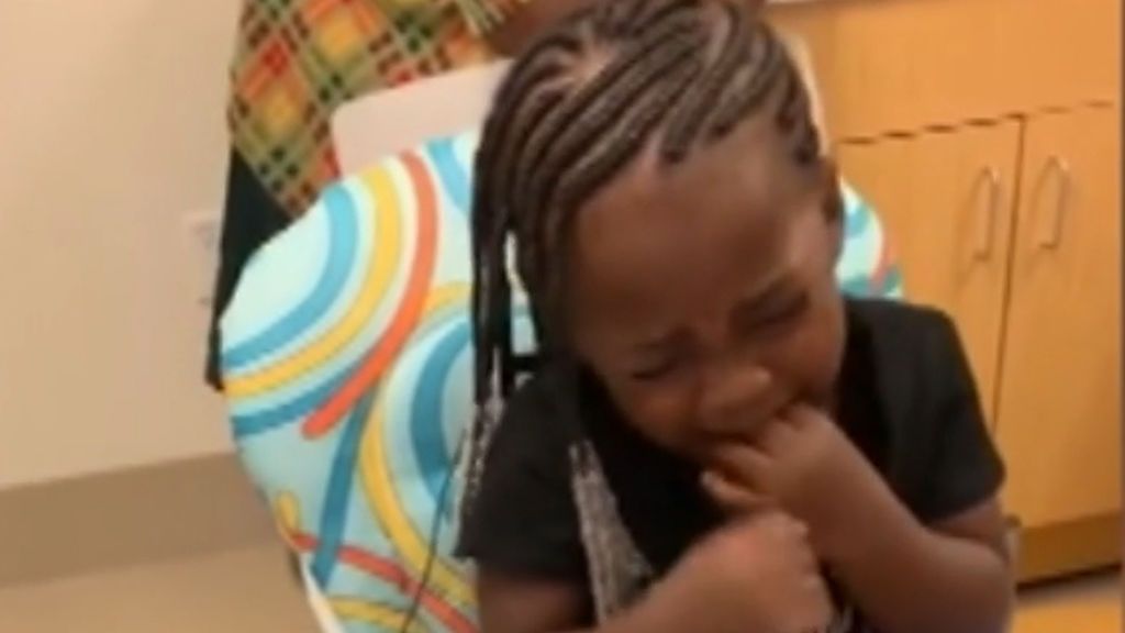 Reacción de una niña sorda:  Lágrimas tras escuchar por primera vez la voz de su madre gracias a un implante