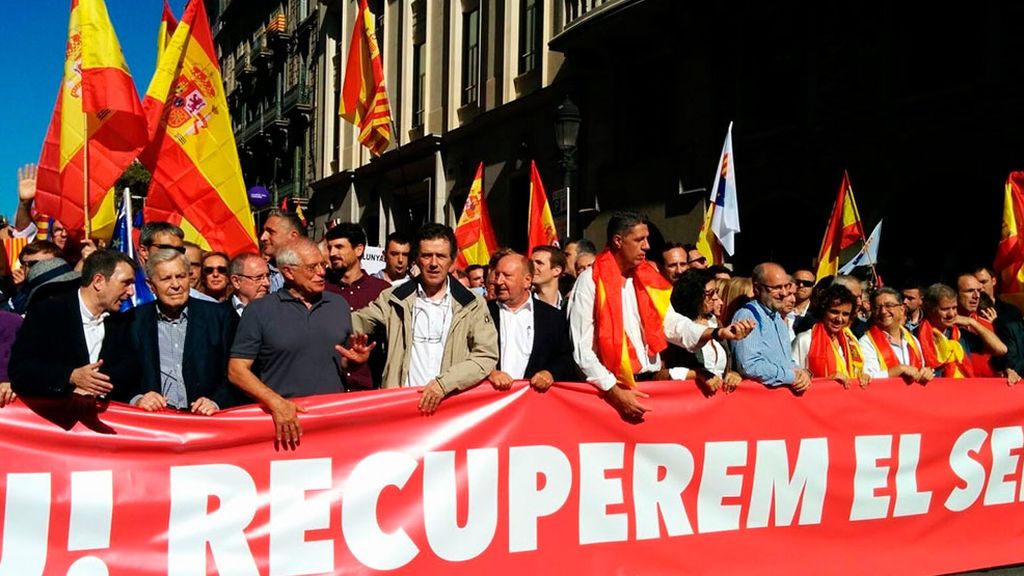 El constitucionalismo sale a la calle horas después de que los independentistas tomen la calle El constitucionalismo sale a la calle horas después de que los independentistas tomen la calle