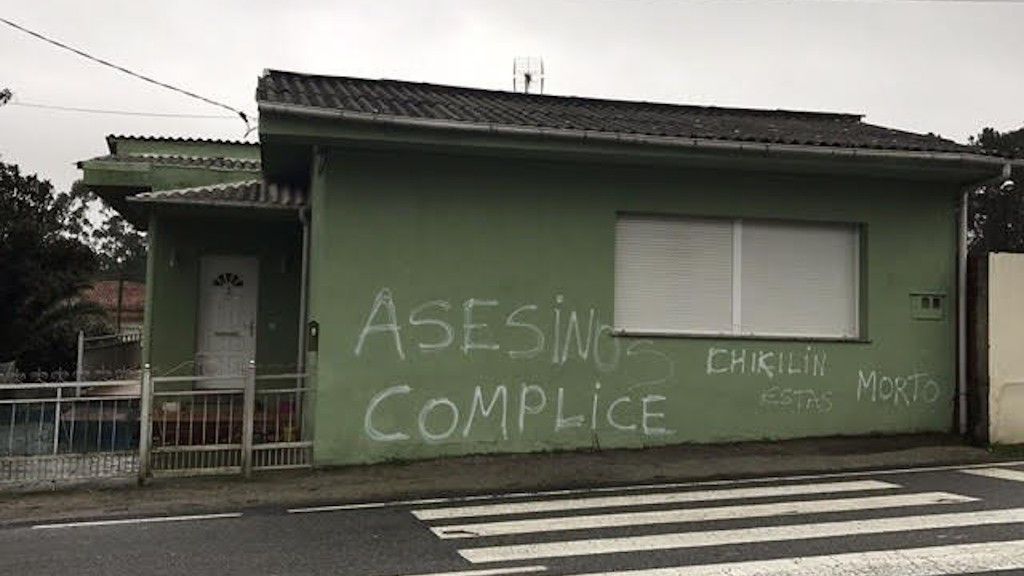 Pintadas en la casa en la que vivía 'El Chicle' con su mujer, su hija, sus cuñados y la hija de éstos