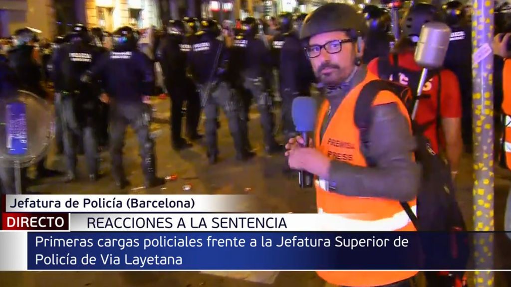 Los agentes logran dispersar a los manifestantes de Via Laietana