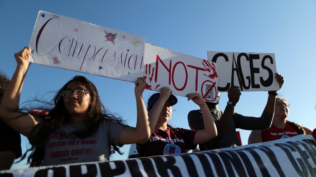 Inmigrantes se cortan las venas para denunciar castigos y tortura psicológica en los centros de detención Inmigrantes se cortan las venas para denunciar castigos y tortura psicológica en los centros de detención
