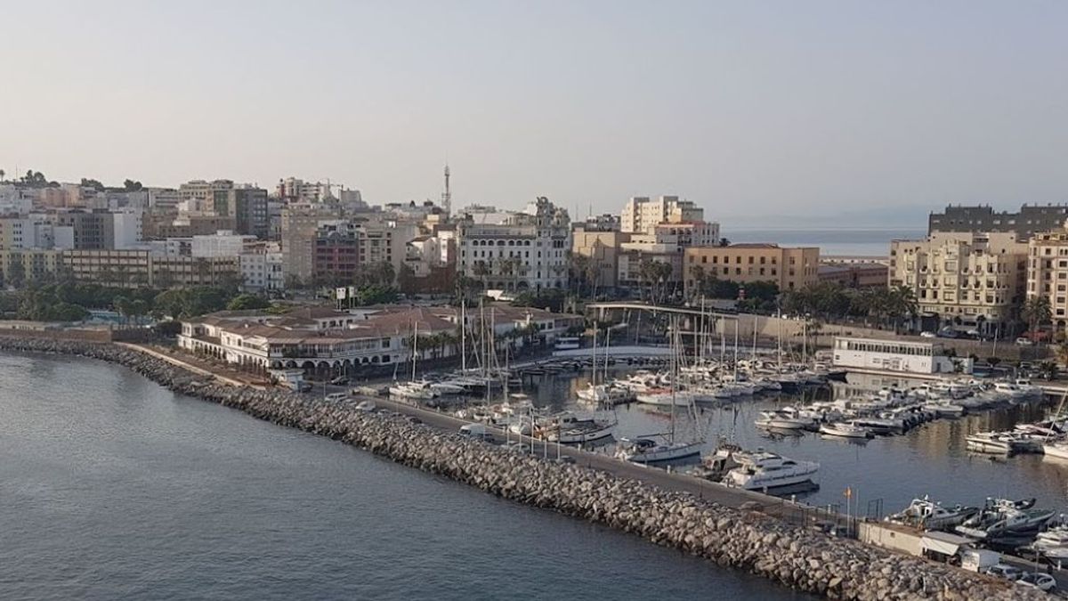 Herido "muy grave" un joven migrante tras caer al vacío desde el techo del Puerto de Ceuta
