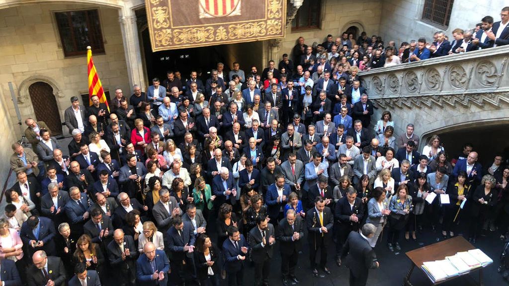 700 alcaldes alzan sus varas contra la sentencia y critican a los Mossos 700 alcaldes alzan sus varas contra la sentencia y critican a los Mossos