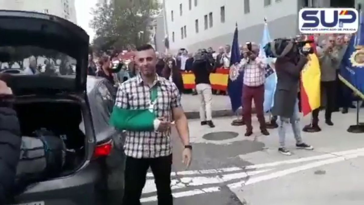 Un centenar de personas reciben en A Coruña al policía herido en Cataluña