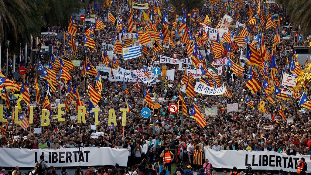 Bajo el lema "Libertad", miles de personas se concentran en Barcelona contra la sentencia del procés