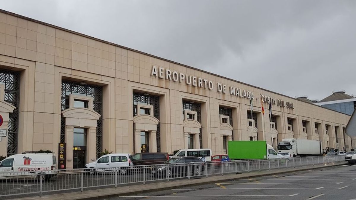 Detenido en Málaga por intentar coger un avión junto a su pareja de la que tiene una orden de alejamiento