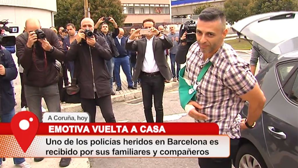 Ovación en A Coruña a uno de los agentes heridos en Cataluña
