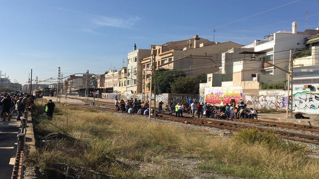 Manifestantes cortan las vías de la estación de Badalona