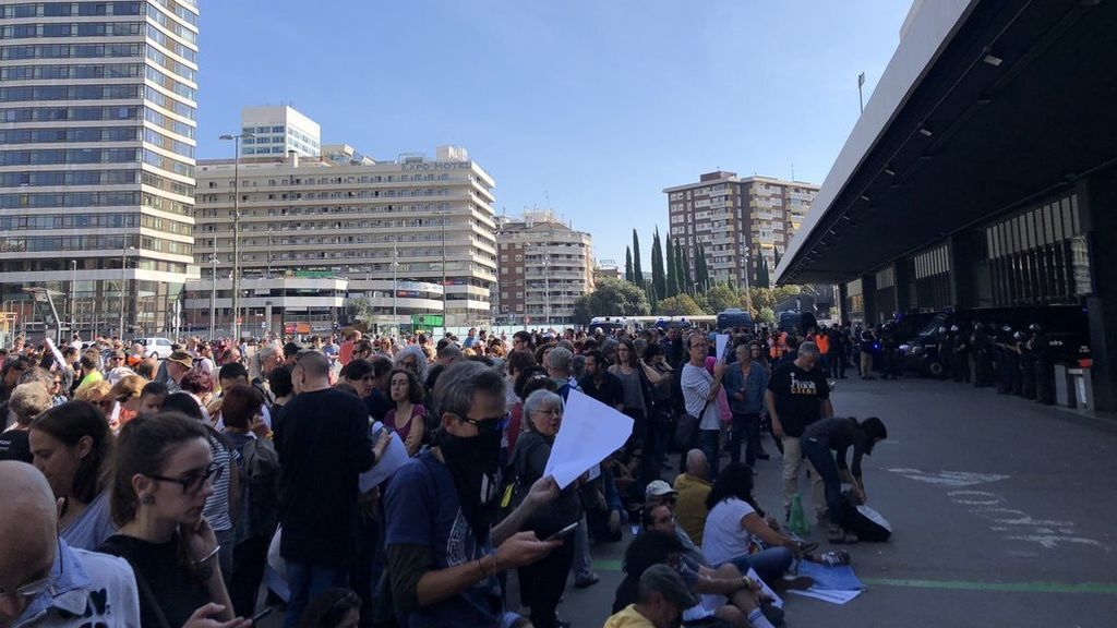 Los manifestantes se concentran delante de la estación de Sants Los manifestantes se concentran delante de la estación de Sants