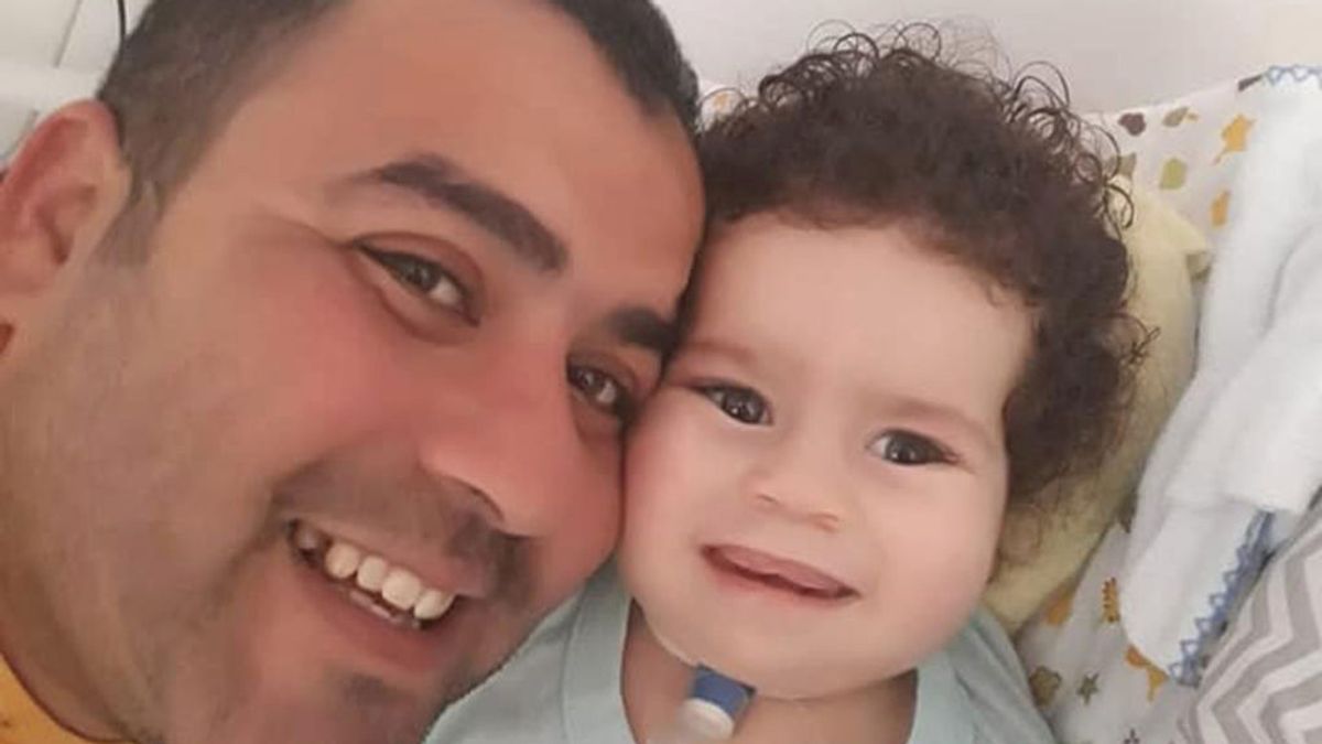 Muere un niño de 2 años después de que su padre gastase las donaciones recibidas para tratar la enfermedad del menor