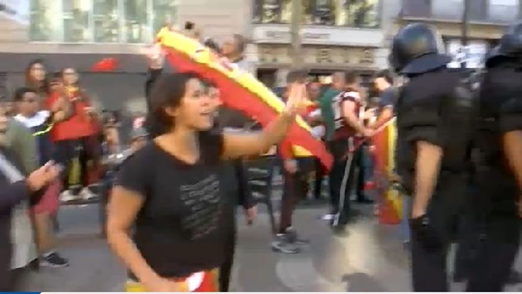 Una españolista con la cara tapada abofetea a una independentista en la plaza de San Jaume de Barcelona