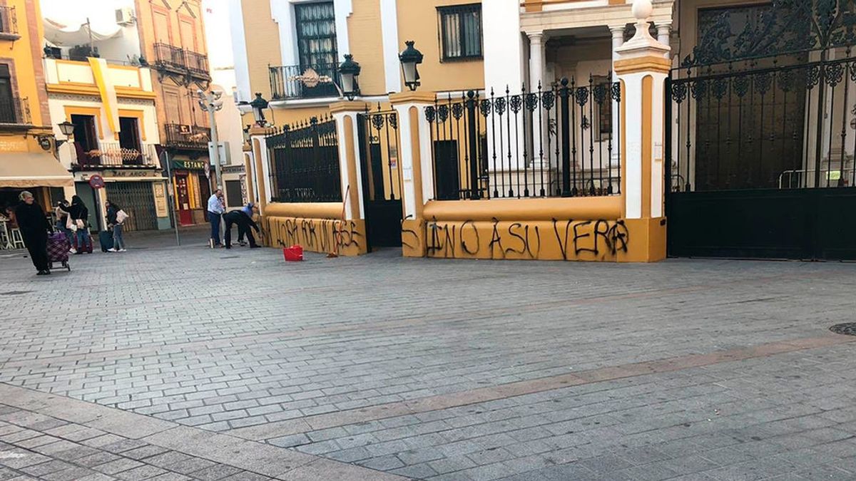 La basílica de la Macarena amanece con pintadas vandálicas contra la tumba de Queipo de LLano La basílica de la Macarena amanece con pintadas vandálicas contra la tumba de Queipo de LLano