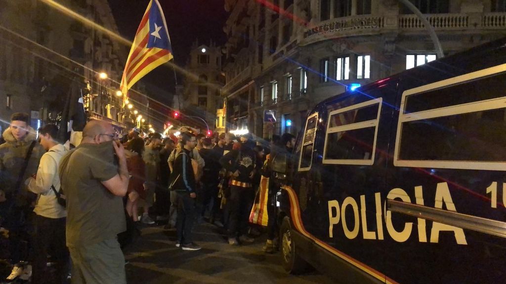 Nueva noche de disturbios en Barcelona: cargas policiales y lanzamiento de todo tipo de objetos