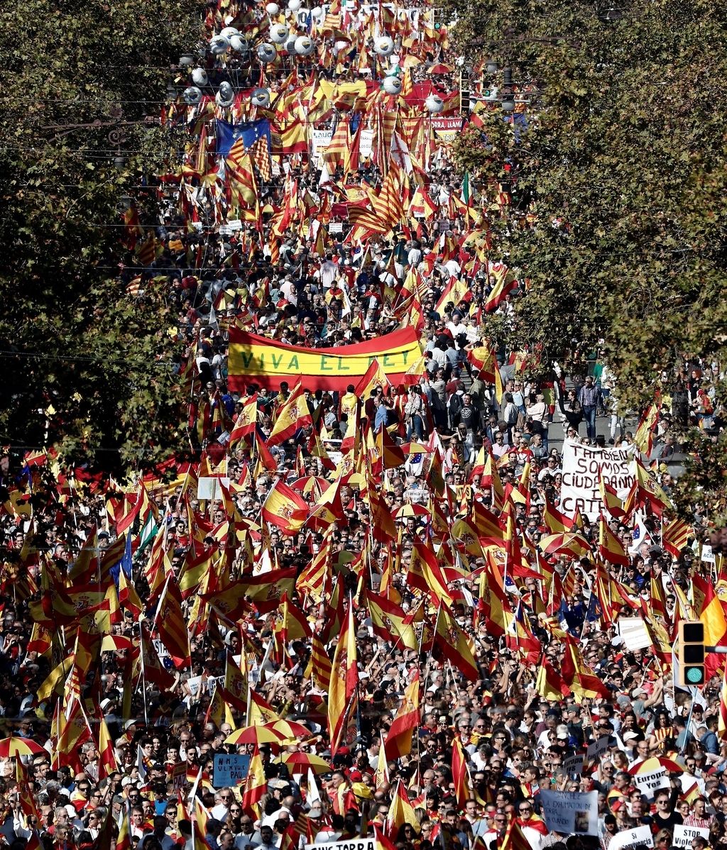 Miles de personas dicen "basta" en Barcelona al proceso independentista