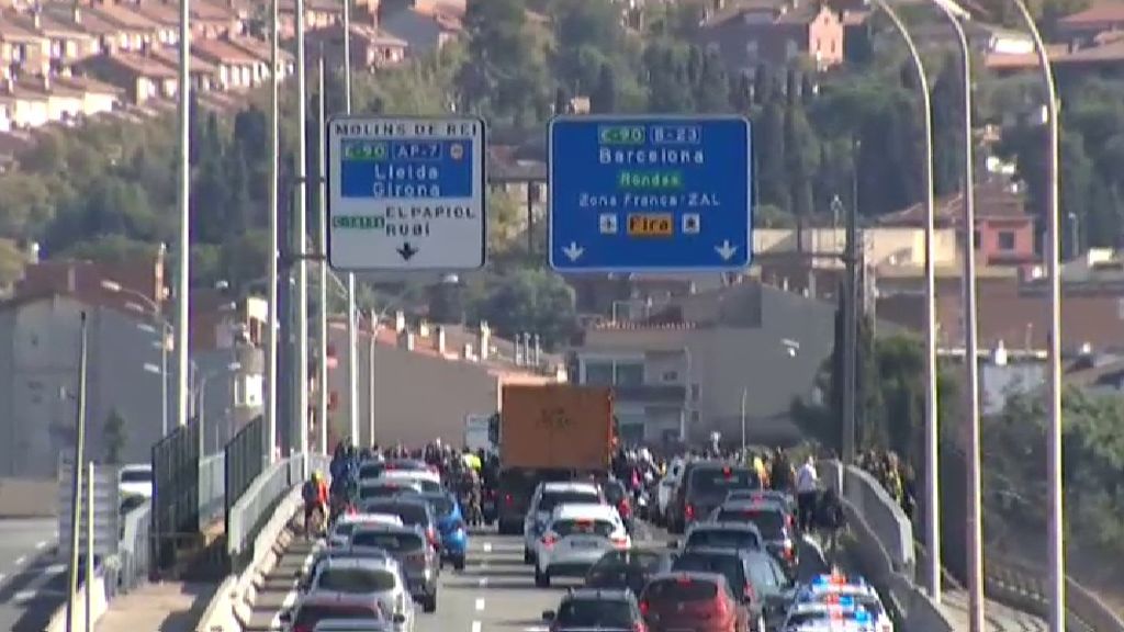 Los CDR cortan carreteras para impedir la llegada de manifestantes constitucionalistas a Barcelona