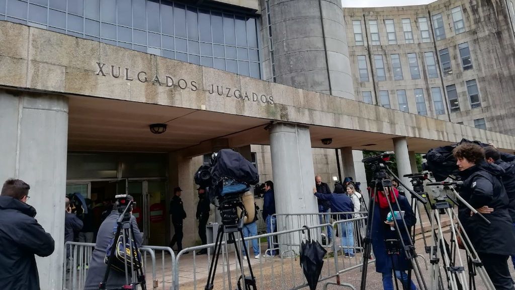 Expectación a las puertas de los juzgados de Santiago de Compostela
