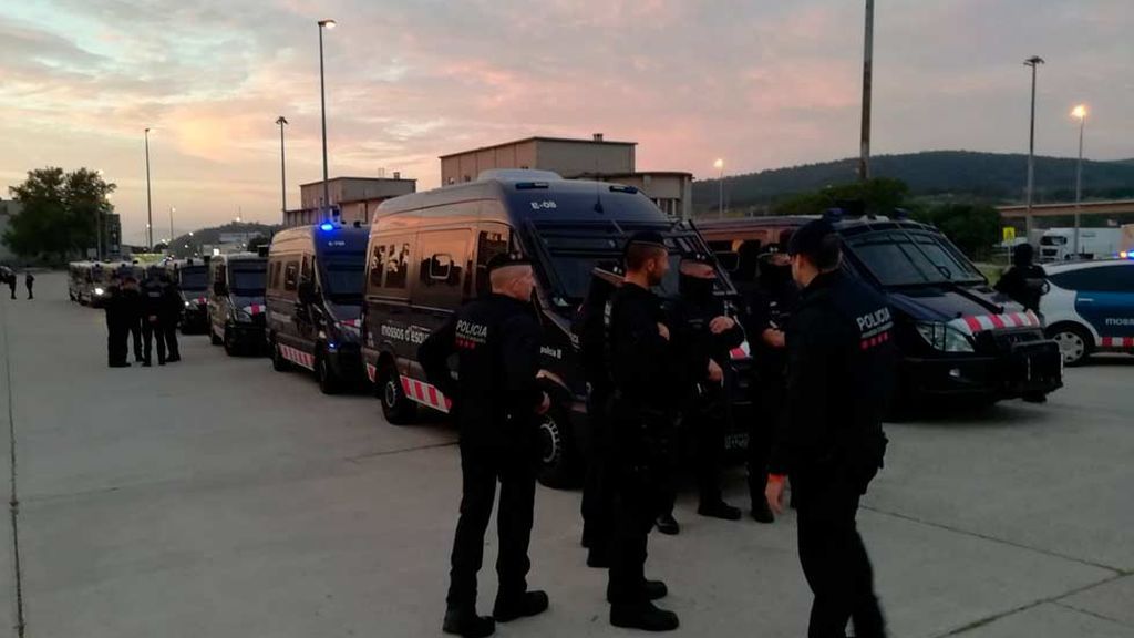 Una amplia presencia policial impide a los CDR cortar la frontera en la Junquera Una amplia presencia policial impide a los CDR cortar la frontera en la Junquera