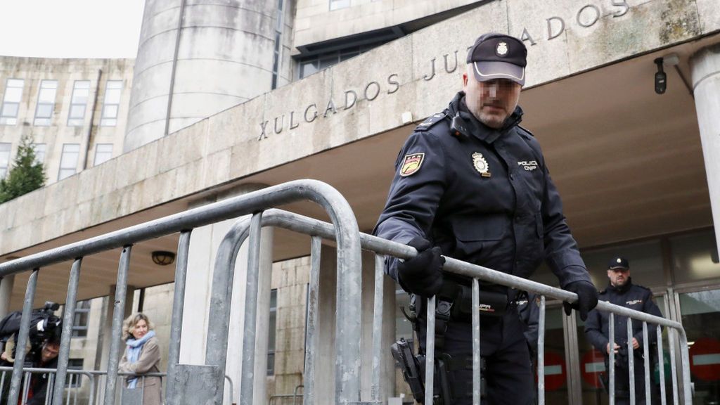 Agentes de la Policía Nacional, a la puerta de los juzgados de Santiago de Compostela