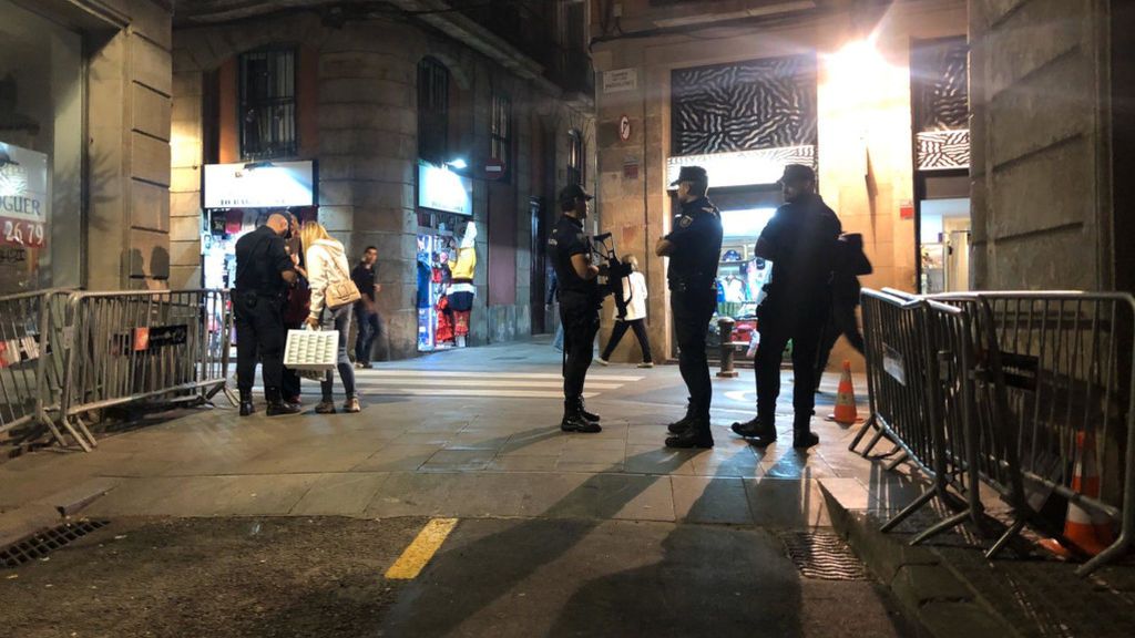 El Ayuntamiento de Barcelona pide a la policía que abandone el centro de Barcelona El Ayuntamiento de Barcelona pide a la policía que abandone el centro de Barcelona