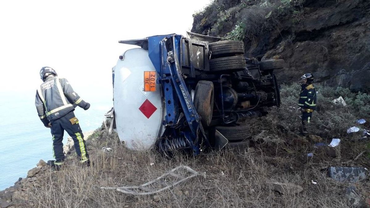 Un camión con mercancía peligrosa vuelca en un barranco de Tenerife