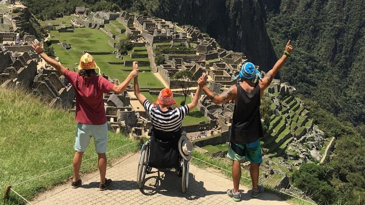 Llevan en brazos a su amigo parepléjico durante 6 horas para que cumpla su sueño: visitar Machu Pichu