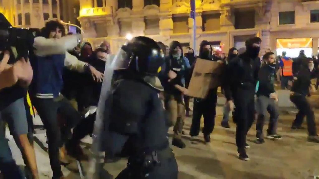 Disturbios en Cataluña: los CDR acorralan a una unidad de Mossos