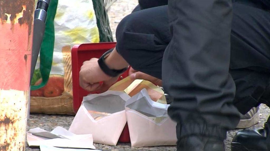 Los Mossos decomisan a unos manifestantes en La Junquera casi 10.000 euros en sobres dentro de una caja fuerte Los Mossos decomisan a unos manifestantes en La Junquera casi 10.000 euros en sobres dentro de una caja fuerte
