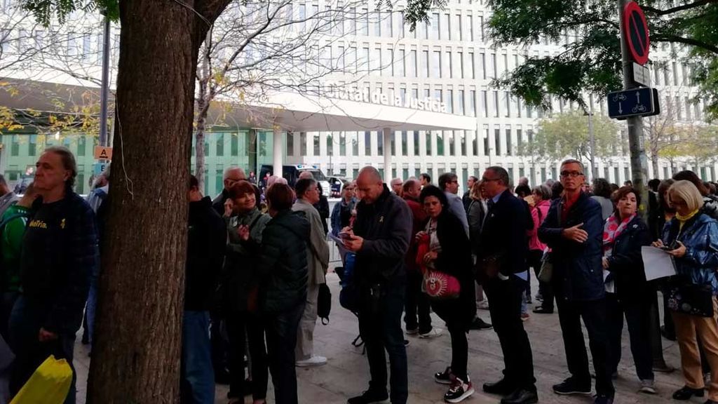 Colas en los juzgados catalanes para autoinculparse por sedición Colas en los juzgados catalanes para autoinculparse por sedición