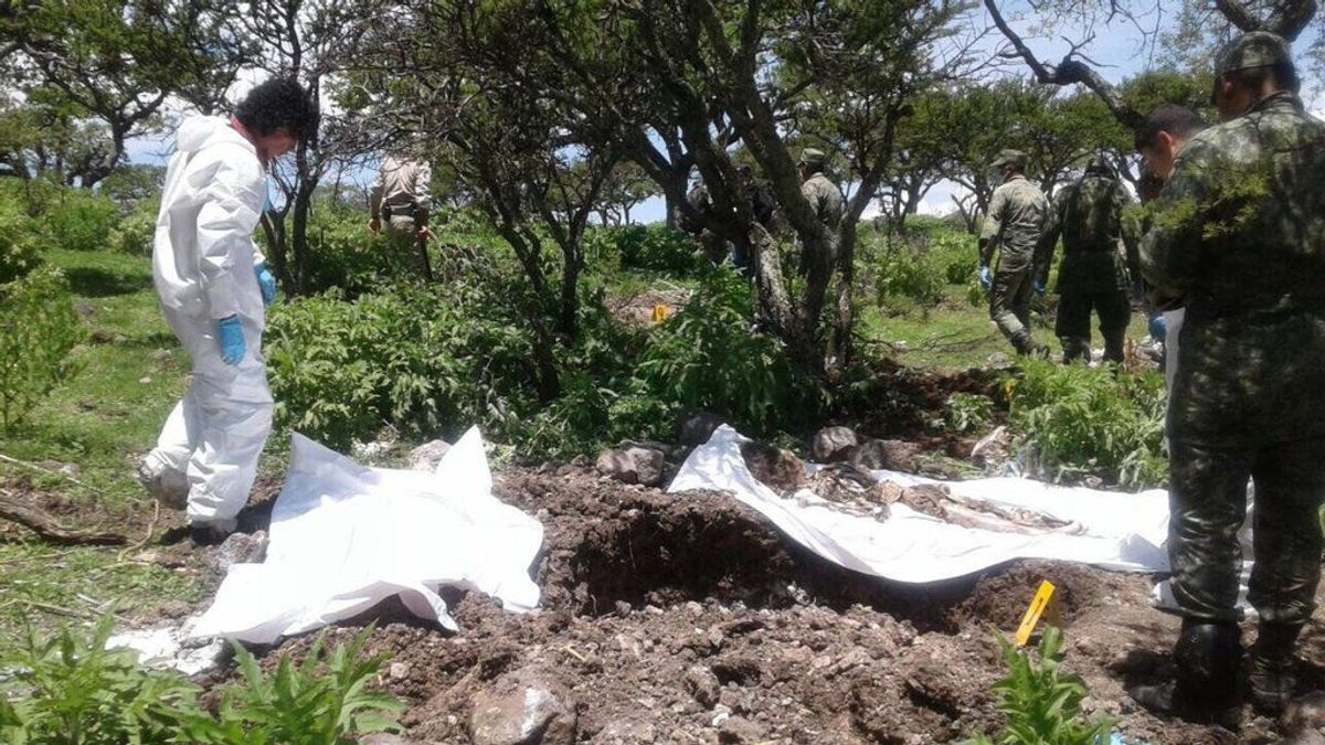 Hallan 42 cuerpos en una fosa clandestina en el noroeste de México